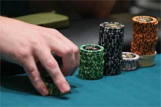 Smooth poker experience with an effective cheating device